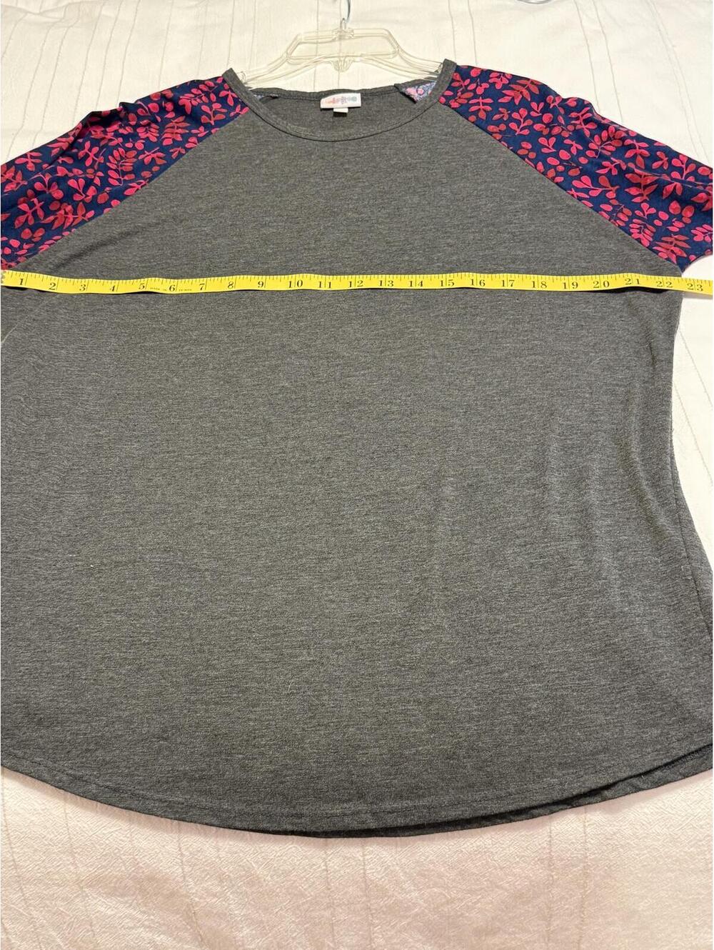 NWOT LuLaRoe Randy Baseball Raglan Tee Charcoal Gray Pink Leaf Print Sleeves 2XL - Picture 4 of 6